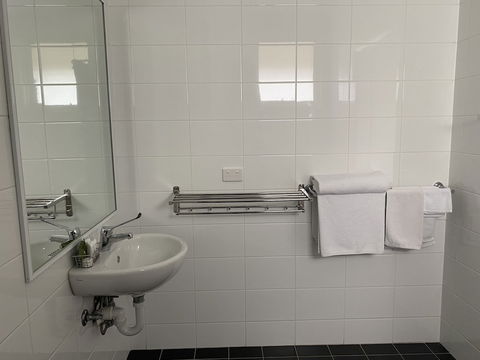 Bishop's Lodge Motor Inn - Accommodation Batemans Bay 2