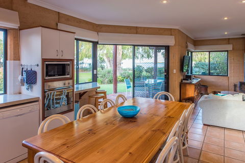 Whalers Cove Villas - Accommodation Batemans Bay 3