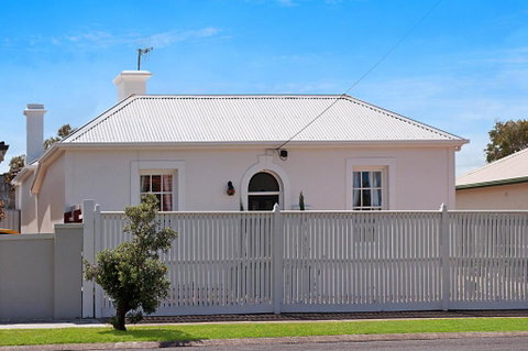 Historic Central Cottage In Warrnambool - Accommodation Batemans Bay 3