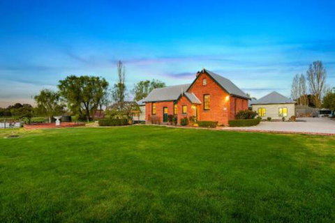Woodend Old School House - Accommodation Batemans Bay 0
