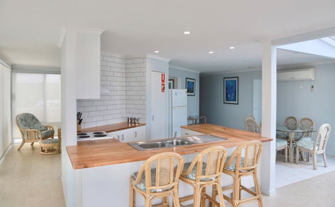 Ultimate Holiday Apartments - Accommodation Batemans Bay 2