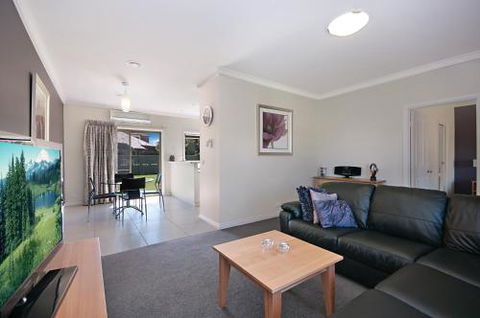 Hamilton Standard Apartment - Accommodation Batemans Bay 0