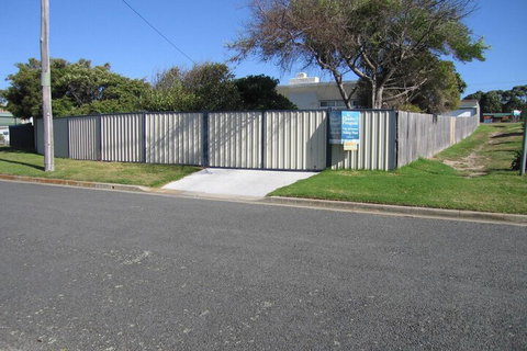 Elusive Penguin - Accommodation Batemans Bay 2