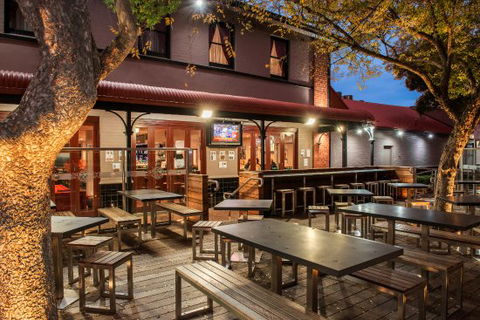 Kelly's Hotel - Accommodation Batemans Bay 0