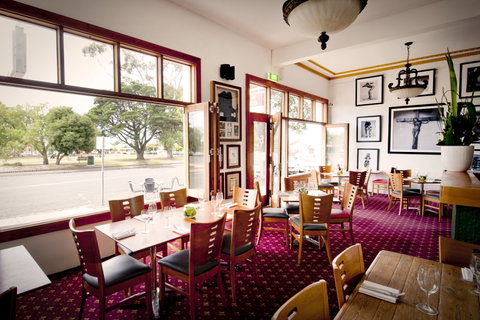 Elephant And Castle Hotel - Accommodation Batemans Bay 1
