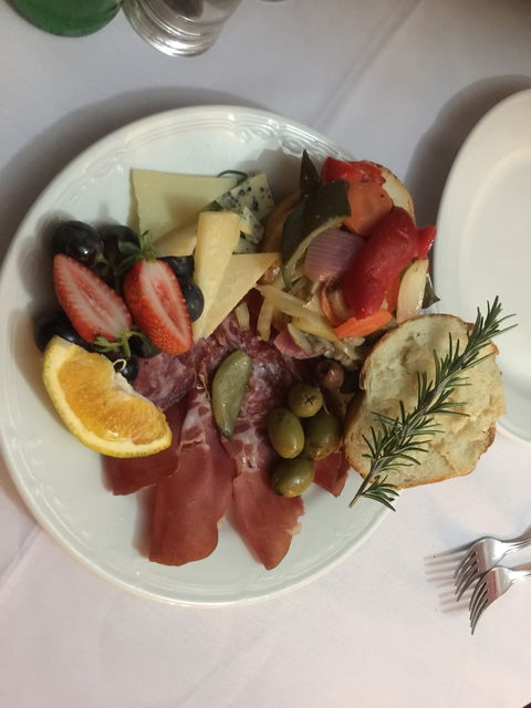 Anna's Restaurant - Accommodation Batemans Bay 4