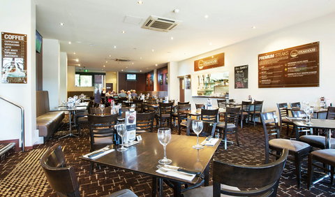 Holland Park Hotel - Accommodation Batemans Bay 0