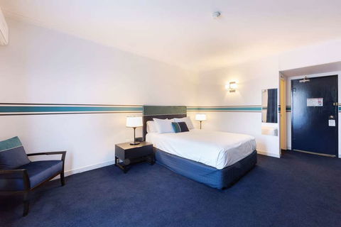 Ramada by Wyndham Diplomat Canberra - Accommodation Batemans Bay 4