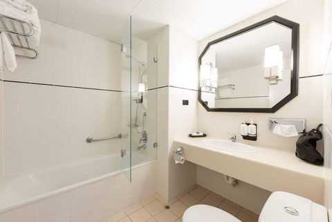 Ramada by Wyndham Diplomat Canberra - Accommodation Batemans Bay 9