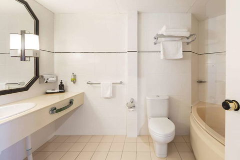 Ramada by Wyndham Diplomat Canberra - Accommodation Batemans Bay 11