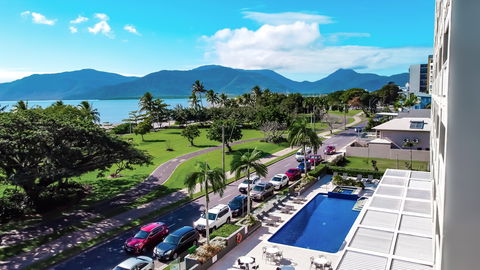 Holiday Inn Cairns Harbourside - Accommodation Batemans Bay 1