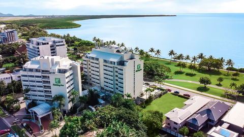 Holiday Inn Cairns Harbourside - Accommodation Batemans Bay 2