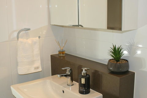 Modern Executive Apt@Barton*1BR*WiFi*Gym*Secure Parking*Canberra - Accommodation Batemans Bay 3