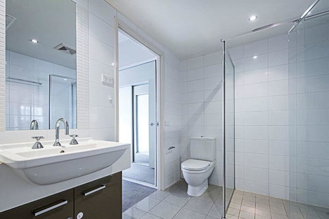 Spacious 1BR Stylish New Acton Apartment +Parking - Accommodation Batemans Bay 9