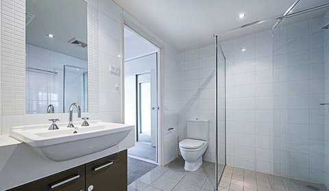 Spacious 1BR Stylish New Acton Apartment +Parking - Accommodation Batemans Bay 3