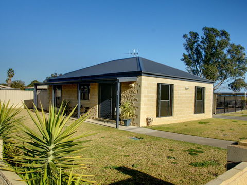 DBJ Holiday Units - Accommodation Batemans Bay 0
