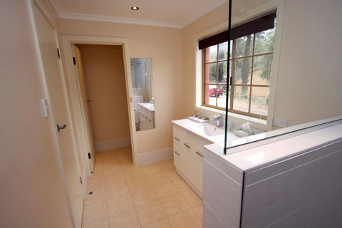 Clare Central - Accommodation Batemans Bay 11