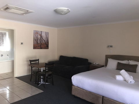 Clare Central - Accommodation Batemans Bay 4