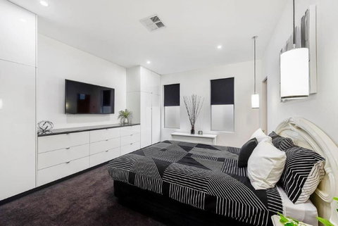 BENGALEE EXECUTIVE TOWNHOUSE- MODERN & STYLISH - Accommodation Batemans Bay 11