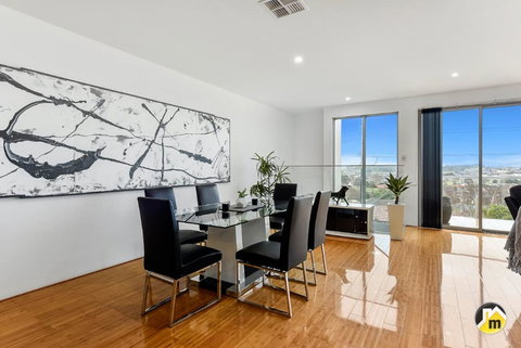 BENGALEE EXECUTIVE TOWNHOUSE- MODERN & STYLISH - Accommodation Batemans Bay 13