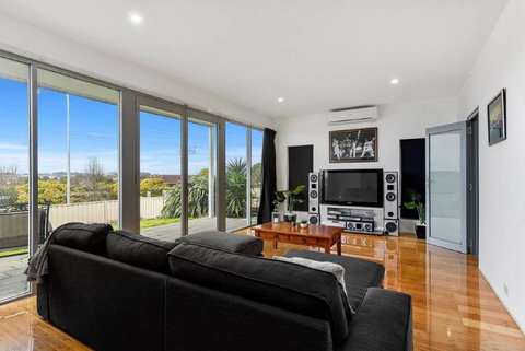BENGALEE EXECUTIVE TOWNHOUSE- MODERN & STYLISH - Accommodation Batemans Bay 6