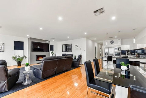 BENGALEE EXECUTIVE TOWNHOUSE- MODERN & STYLISH - Accommodation Batemans Bay 3
