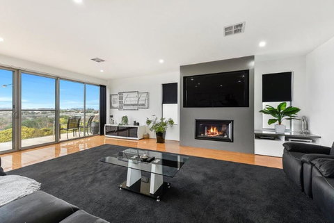 BENGALEE EXECUTIVE TOWNHOUSE- MODERN & STYLISH - Accommodation Batemans Bay 5