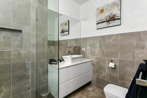 BENGALEE EXECUTIVE TOWNHOUSE- MODERN & STYLISH - Accommodation Batemans Bay 14