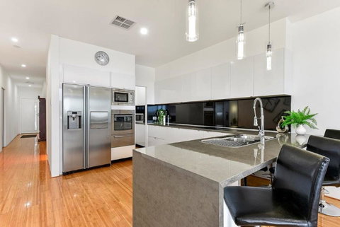 BENGALEE EXECUTIVE TOWNHOUSE- MODERN & STYLISH - Accommodation Batemans Bay 4