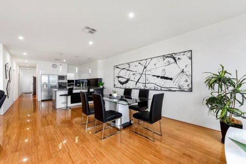 BENGALEE EXECUTIVE TOWNHOUSE- MODERN & STYLISH - Accommodation Batemans Bay 12