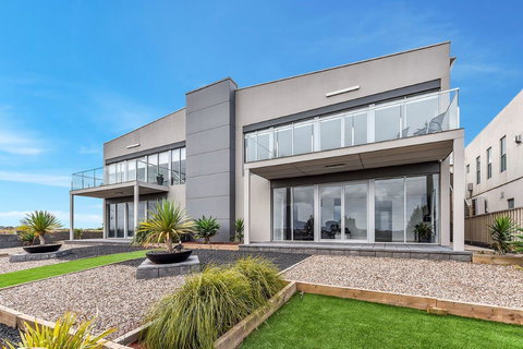 BENGALEE EXECUTIVE TOWNHOUSE- MODERN & STYLISH - Accommodation Batemans Bay 1