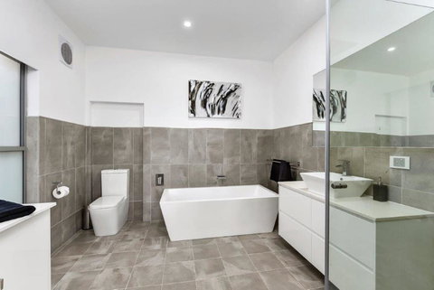 BENGALEE EXECUTIVE TOWNHOUSE- MODERN & STYLISH - Accommodation Batemans Bay 8
