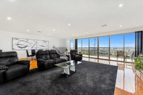 BENGALEE EXECUTIVE TOWNHOUSE- MODERN & STYLISH - Accommodation Batemans Bay 0