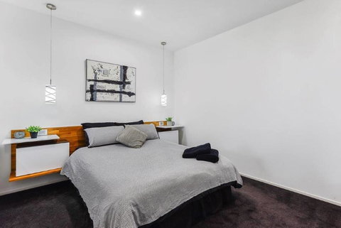BENGALEE EXECUTIVE TOWNHOUSE- MODERN & STYLISH - Accommodation Batemans Bay 9