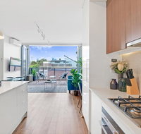 Large Light Luxe 3BDR 2BA Free Parking - walk to Sydney Uni and RPA - Accommodation Batemans Bay