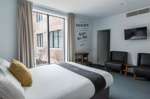 The Lucky Hotel - Accommodation Batemans Bay 2