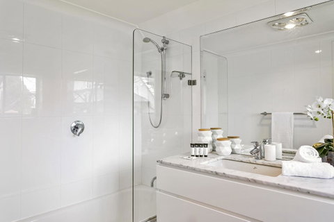 Summery, Spacious 4 Bed Home In Kurraba Point - Accommodation Batemans Bay 8
