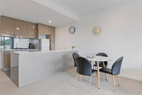Stylish And Neat Two Bed Apartment In Wentworth Point - Accommodation Batemans Bay 3