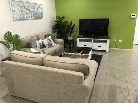 Darwin-Ocean Views, Tropical Getaway, Pool & Aircon - Accommodation Batemans Bay 4