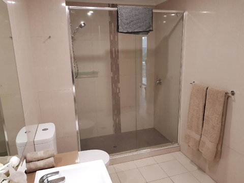 Darwin-Ocean Views, Tropical Getaway, Pool & Aircon - Accommodation Batemans Bay 15