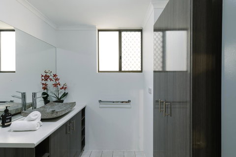 CitySide Apartment - 2 Bedroom With Private Courtyard - Accommodation Batemans Bay 21
