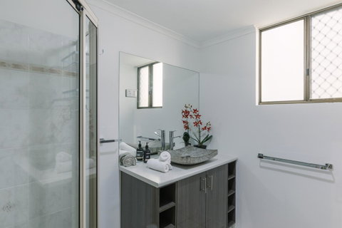 CitySide Apartment - 2 Bedroom With Private Courtyard - Accommodation Batemans Bay 16