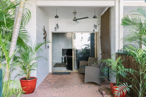 CitySide Apartment - 2 Bedroom With Private Courtyard - Accommodation Batemans Bay 7