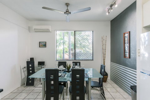 CitySide Apartment - 2 Bedroom With Private Courtyard - Accommodation Batemans Bay 9