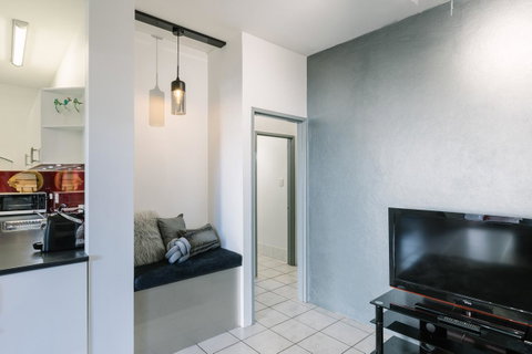 CitySide Apartment - 2 Bedroom With Private Courtyard - Accommodation Batemans Bay 8