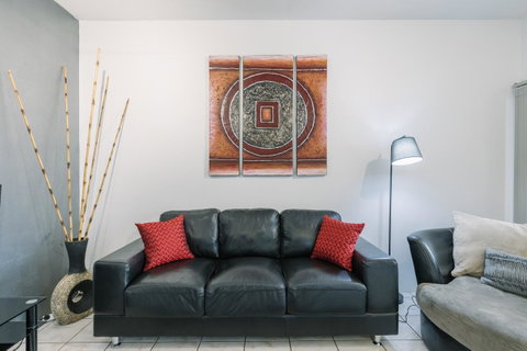 CitySide Apartment - 2 Bedroom With Private Courtyard - Accommodation Batemans Bay 4