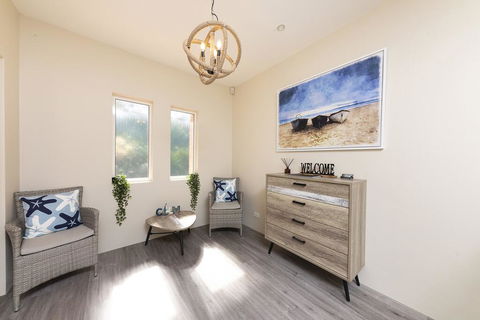 Booti Booti Chateau Lakeside - Accommodation Batemans Bay 2