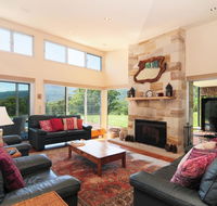 Bottlebrush Lodge - Great views and a pool - Accommodation Batemans Bay