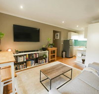 Chic Pet Friendly  500m to the Beach w/ parking - Accommodation Batemans Bay