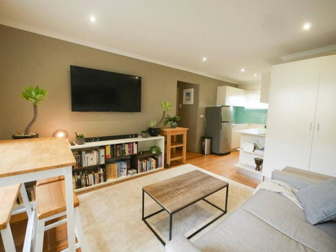 Chic, Pet Friendly & 500m To The Beach W/ Parking - Accommodation Batemans Bay 0